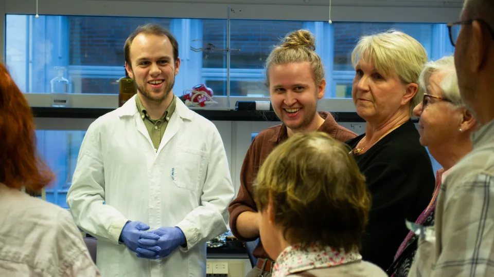 Scientists and patients in the lab. Photo. 
