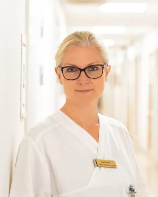 Profile photo of Åsa Petersén wearing white hospital clothing. 