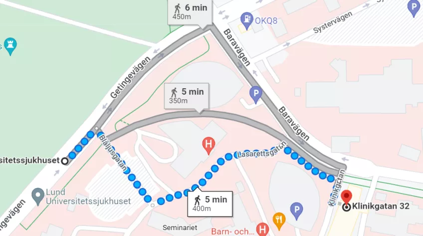 En karta från google maps som visar en blåprickad gångväg från busshållplatsen vid sjukhuset till Belfragesalen. Bild. 