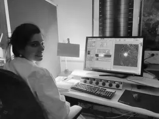 Carla Azevedo while doing confocal imaging for an experiment at Lund University. Photo. 