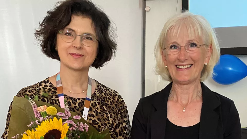 Prisceremoni på EMV:s jordgubbsfest. Professor Angela Cenci Nilsson och dekan Kristina Åkesson. Foto