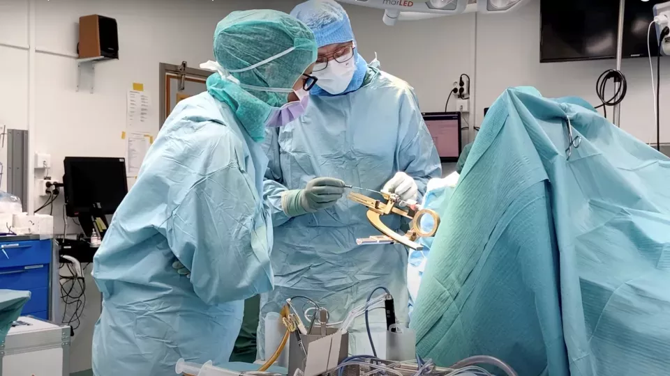 Läkare som utför en operation i en operationssal
