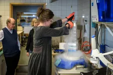 Anders Björklund, Malin Parmar och Jenny Nelander i labbet. Foto. 
