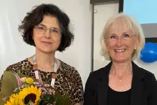 Prisceremoni på EMV:s jordgubbsfest. Professor Angela Cenci Nilsson och dekan Kristina Åkesson. Foto