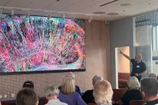 Tomas Björklund förklarar hjärnans komplexitet för en intresserad publik